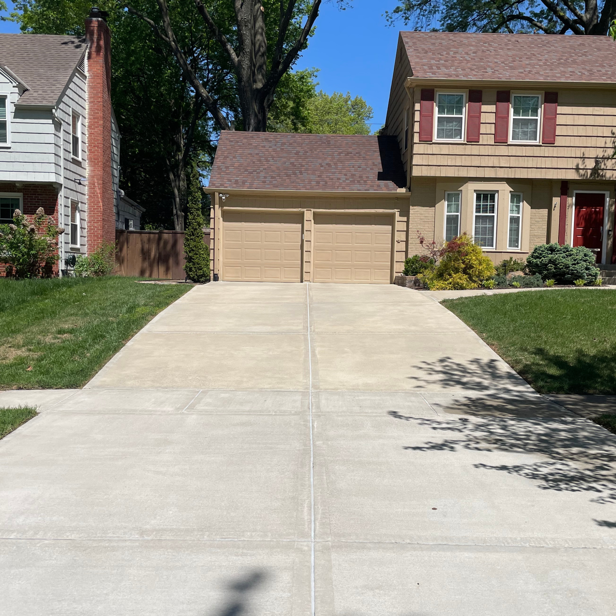 Before and after of a sealed driveway in Kansas City